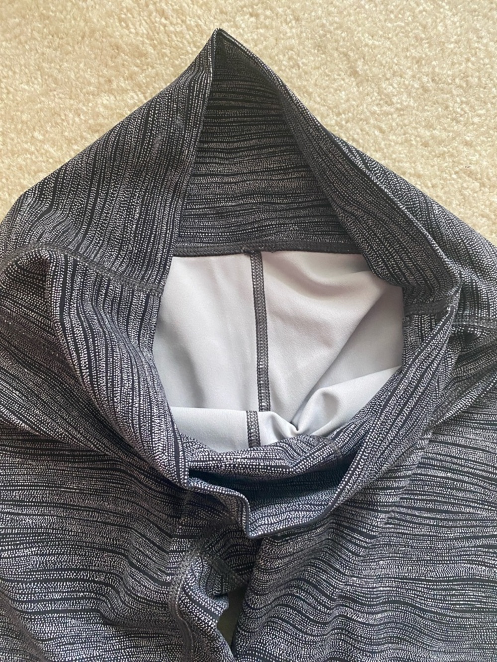 Lululemon cropped size 4 grey and black leggings - Picture 2 of 5